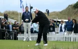 Le président américain Donald Trump, sous le regard de son fils Eric Trump, effectue le premier coup de départ pour inaugurer le parcours Trump International Golf Links à Balmedie, dans l'Aberdeenshire, au nord-est de l'Ecosse, le 29 juillet 2025