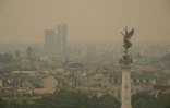 Cette photographie montre la fumée provenant d’incendies de forêt voisins recouvrant la ligne d’horizon de la ville de Bordeaux, le 26 juillet 2026