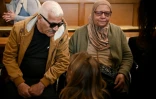 Kamel (g) et Djohar Daoud (c), les parents de Chahinez Daoud, dans la salle d'audience à l'ouverture du procès de Mounir Boutaa qui comparaît pour meurtre devant la Cour d'Assises de la Gironde, le 24 mars 2025 à Bordeaux