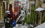 Le quartier de Plaka sous la neige dans le centre d'Athènes le 25 janvier 2022 