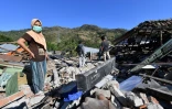 Des rescapés fouillent les décombres de leurs maisons à Menggala, au nord de Lombok en Indonésie le 08 août 2018