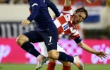 Le capitaine croate Luka Modric au marquage d'Antoine Griezmann lors du match nul contre les Bleus à Split, le 6 juin 2022 
