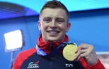 Le Britannique Adam Peaty pose avec sa médaille d'or après sa victoire en finale du 100 m brasse aux Mondiaux de natation, le 22 juillet 2019 à Gwangju