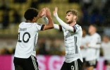 L'attaquant allemand Timo Werner (à droite) célèbre un but avec son coéquipier Serge Gnabry lors de la victoire de l'équipe d'Allemagne face à la Macédoine du Nord le 11 octobre 2021 à Skopje