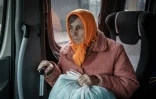 Une habitante de la ville de Lyman, dans l'est de l'Ukraine, est évacuée dans un bus à Raihorodok le 2 mai 2022, alors que l'offensive russe sur l'est du pays continue