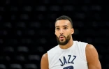 Rudy Gobert sous le maillot du Utah Jazz avant le coup d'envoi du match 6 du 1er tour des play-offs NBA contre les Dallas Mavericks le 28 avril 2022 à Salt Lake City