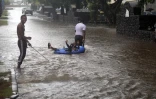 Dimanche 30 janvier 2011 

Chaussée inondée au Chaudron - Saint-Denis (Photo Patrick Leprince)