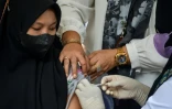 Une femme se fait vacciner contre le Covid-19 à Banda Aceh, en Indonésie, le 7 juillet 2021