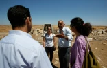 Rachad al-Tal (c, d) s'adresse à des membres d'une ONG dans le village de Khirbet Zannouta, menacé de destruction, le 30 mai 2016
