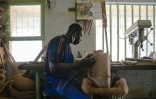 Un employé laïc travaille sur une kora dans l'atelier de fabrication de l'abbaye de Keur Moussa, au Sénégal, le 19 mai 2021 