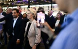 La présidente de la Commission européenne Ursula von der Leyen (d) et le secrétaire général de Renaissance, Stéphane Séjourné (g) arrivent au "campus européen" de Renaissance, le 7 octobre 2023 à Bordeaux