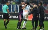 L'attaquant de l'OM Bafétimbi Gomis (c), blessé, quitte la pelouse du Vélodrome lors du match face à Bordeaux, le 30 octobre 2016  