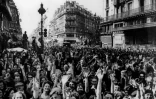 Les parisiens descendent dans les rues le 25 août 1944 crier leur joie et leur reconnaissance à ceux qui les ont aidés