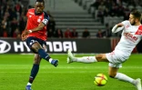 Le milieu de Lille, Boubakary Soumaré (g), à la lutte avec le défenseur de Nîmes, Gaëtan Paquiez, en Ligue 1, à Villeneuve d'Ascq, le 28 avril 2019