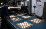 Fabrication de plateaux d'échiquiers dans les locaux de l'entreprise Rechapados Ferrer, le 5 mars 2021 à La Garriga, près de Barcelone