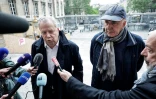 Dany Leprince (d), condamné pour les meurtres en 1994 de son frère, de sa belle-sœur et de deux de leurs filles dans la région de la Sarthe, et son avocat Olivier Morice (g) s'adressent à la presse à leur arrivée au Palais de Justice de Paris, le 7 mai 2026