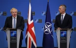 Le Premier ministre britannique Boris Johnson et le secrétaire général de l'Otan Jens Stoltenberg (d), le 10 février 2022 à Bruxelles