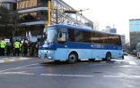 Un bus, transportant vraisemblablement l'ancien président sud-coréen destitué Yoon Suk Yeol, arrive au tribunal du district central de Séoul où doit se tenir son procès final pour insurrection, le 13 janvier 2026 