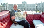 Ulrich Habsbourg-Lorraine, descendant des souverains d'Autriche-Hongrie, pose dans une calèche avec une reproduction d'une toile de son grand-père, l'archiduc Henri-Ferdinand, le 9 octobre 2018 à Vienne
