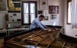 Le facteur de pianos italien Luigi Borgato travaille sur une nouvelle création dans son atelier à Borgo Veneto, le 8 avril 2021 en Italie