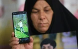Zeinab Jabbar montre une photo de son fils Mohammed Imad, parti se battre dans l'armée russe en Ukraine, chez elle à Musayab, au sud de Bagdad, le 10 septembre 2025 en Irak