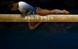 L'Américaine Simone Biles lors de la finale de la poutre en gymnastique artistique aux Jeux Olympiques de Paris 2024 à l'Arena Bercy, à Paris, le 5 août 2024