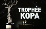 L'attaquant français Kylian Mbappé reçoit le trophée Raymond Kopa à Paris le 3 décembre 2018