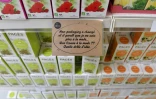 Des boîtes de tisane dans les rayons de l'épicerie "NOUS anti-gaspi", à Melesse, le 26 juin 2018