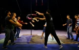 Des jeunes Palestiniens s'entraînent à l'école de cirque de Bir Zeit, en Cisjordanie occupée, le 22 mars 2016