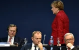 La chancelière allemande, Angela Merkel, le président de la Commission européenne, Jean-Claude Juncker (d) et le polonais Donald Tusk (c), président du Conseil européen, le 22 octobre 2015 à Madrid, lors d'un congrès des conservateurs européens  
