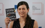 L'auteure argentine Samanta Schweblin pose avec son livre "Fever Dream" lors de la séance photo des finalistes du prix Man Booker International, à l'église St James de Londres, le 13 juin 2017