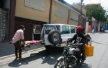 Un ambulancier transporte le corps d'une victime à Port-au-Prince, le 20 mars 2024 en Haïti