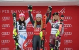 Mikaele Shiffrin (C) sur le podium après sa victoire lors du slalom d'Ofterschwang le 10 mars 2018