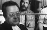 Le militant libanais pro-palestinien Georges Ibrahim Abdallah (c) et son avocat français Jacques Vergès, le 3 juillet 1986 au tribunal de Lyon