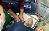Waël Dahdouh, chef de bureau d'Al Jazeera à Gaza, reçoit des soins médicaux après avoir été blessé alors qu'il couvrait les combats en cours entre Israël et le Hamas, à l'hôpital Nasser de Khan Yunès, dans le sud de la bande de Gaza, le 15 décembre 2023