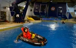 Un homme dans un bateau pneumatique, lors d'une simulation de crash en mer au Cessan, le 13 octobre 2015