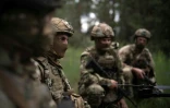 Des soldats ukrainiens se reposent non loin de la ligne de front dans la région de Dnipropetrovsk en Ukraine le 14 juin 2025