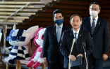 Le Premier ministre japonais Yoshihide Suga s'exprimant devant la presse à l'issue d'une réunion avec les responsables du CIO à Tokyo, le 16 novembre 2020