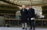 Les architectes Patrick Berger et Jacques Anziutti posent sous "La Canopée" à Paris, le 4 avril 2016