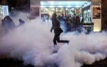 Un manifestant dans les rues d'Istanbul, le 28 novembre 2015
