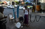 Min Aung, plombier de 58 ans, attend des clients dans la rue Pansodan, à Rangoun, le 23 novembre 2018