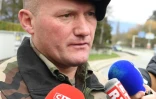 Le colonel Alain Didier, chef d'état-major de la 27e Brigade d'infanterie de montagne (BIM),
s'adresse à la presse le 29 mars 2018, à proximité de la caserne de Varces dans l'Isère