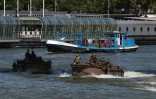 Des soldats de l'opération Sentinelle patrouillent sur la Seine à Paris le 17 juillet 2024, dans le cadre de la sécurisation de sécuriser la zone d'embarquement pour la cérémonie d'ouverture des JO