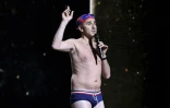 Elie Semoun en maillot de bain sur la scène des 44e César, le 22 février 2019 à Paris