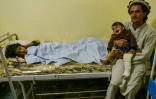 Un Afghan tient un enfant soigné dans un hôpital de la ville de Sharan après avoir été blessé dans le séisme qui a frappé le sud-est de l'Afghanistan, le 22 juin 2022