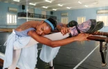 La danseuse Laura Kamila Rojas effectue des exercices d'étirement lors des répétitions au Ballet national de Cuba, le 12 mai 2026 à La Havane
