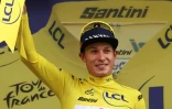 Jasper Philipsen avec le maillot jaune à l'issue de la première étape du Tour de France, qu'il a remportée, le 5 juillet 2025 à Lille