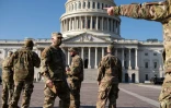 Des membres de la Garde nationale patrouillent devant le Capitole, siège du Congrès des Etats-Unis à Washington, le 12 janvier 2021