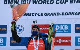 Le Français Quentin Fillon-Maillet savoure sur le podium, sa victoire dans la poursuite, comptant pour la Coupe du monde de biathlon, le 18 décembre 2021 au Grand Bornand