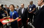 Francois Hollande à la cantine du village olympique le 4 août 2016 à Rio